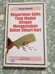 Ketika mendengar kata sains dan eksperimen, mungkin yang muncul di benak anda adalah kegiatan yang dilakukan di laboratorium atau sebuah ruangan khusus. Eksperimen Sains Tang Mudah Dengan Menggunakan Bahan Sehari Hari Books Stationery Books On Carousell