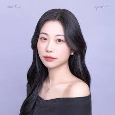 Jiyoung Min's Instagram, Twitter & Facebook