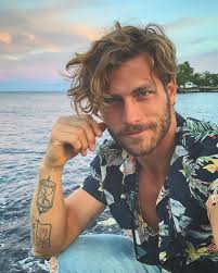 Sometimes, if not all the time, the hairstyles and looks that celebs don become more popular than their movies or work. Pin On Flirty Hunks Flirtyfull Com
