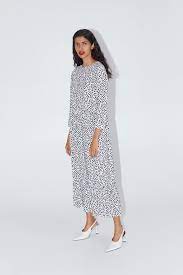 Die zara kleider überzeugen auch 2019 mit einer modischen kombination aus design, style und höchstem tragekomfort. The Dress Warum Hat Ein Kleid Von Zara Ein Eigenes Instagram Profil Vogue Germany