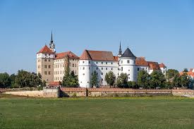 Kg is a german company operating worldwide and based in hartenfels, westerwald region, that manufactures prefabricated homes. Schloss Hartenfels In Torgau C Ben Walther Bild Von Schloss Hartenfels Torgau Tripadvisor