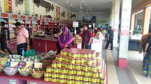 Then ada jenis coklat tempat a mahal tempat b murah, coklat lain pulak tempat b mahal, tempat a murah. Mat Drat Tempat Shopping Di Langkawi Tempat Murah