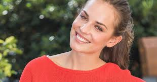 En esta ocasión, vamos a hablar de las manchas solares, por qué aparecen y cómo eliminarlas. 7 Formas Eficaces De Eliminar Las Manchas En La Piel