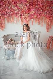 Scelto il vestito da sposa low budget abbinarlo a un paio di sandali tendenza moda 2018 e rifinirlo con orecchini, bijoux e accessori per capelli da (r)indossare, anche loro, forever. Georgian Giovane Donna In Abito Da Sposa O Ballerino Georgiano Dancing Di Matrimonio O Di Ballo Di Nozze Georgia Foto Stock Alamy