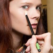 Comment Camoufler Les Poches Sous Les Yeux Et Cernes Cernes Maquillage Cernes Poches Sous Les Yeux