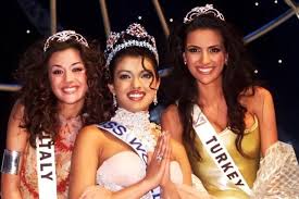 Mini bio (1) priyanka chopra jonas (née chopra) was born on july 18, 1982 in jamshedpur, india, to the family of capt. Priyanka Chopra S Dress Nearly Came Off When She Was Crowned Miss World 2000 The Star