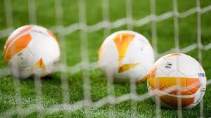 Fotbalul este un sport de echipă ce se dispută între două echipe alcătuite din 11 jucători fiecare. Fanousci Mohou Na Fotbal Souhlasilo Ministerstvo Do Ochozu Se Vrati Uz O Vikendu Novinky Cz