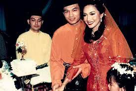 She is an actress, known for sembilu (1994), maria mariana (1996) and merah (1996). Runtuhnya Puncak Kasih Ziana Dan Armin Berita Gaya Hidup Beritaharian Sg