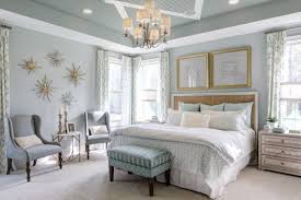 Basically, this one is a simple bedroom with the combination of black and white as its background color. 12 Exquisite White And Gold Bedroom Inspirations For Elegant Ambiance Kellyhogan