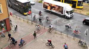 Flachenkonkurrenz In Grossstadten Umfrage Zu Verkehrsmitteln Adac In 2020 Verkehrsmittel Verkehr Radverkehr