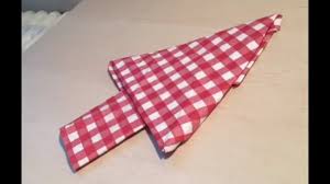 Je vous montre comment plier une serviette de table pour réaliser un joli sapin en 3d pour décorer la table de noël. Decorer Une Table Pliage Serviette Sapin Youtube