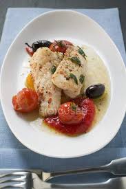 Dai un'occhiata anche a queste coda di rospo lardellata, con crema di patate e asparagi, e radicchio! Filetti Di Rana Pescatrice Con Pomodorini Delicatezza Pronto Da Mangiare Stock Photo 149484084