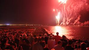 Une tour de six mètres de haut va projeter sur la façade latérale du palais, en. Feu D Artifice A La Grande Motte Rendez Vous Ce Mercredi Soir Pour Un Voyage Epique Midilibre Fr
