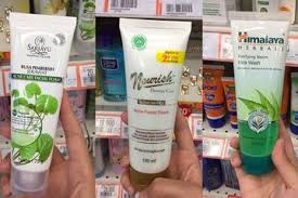 Kamu bisa menemukan produk jerawat ini dari berbagai brand di drugstore. 5 Face Wash Drug Store Murah Yang Bagus Untuk Kulit Berjerawat Semua Halaman Cewekbanget