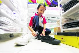 Selain gambar karikatur hitam putih ternyata ada juga gambar karikatur berwarna. Tiada Isu Kasut Sekolah Warna Hitam Atau Putih Pelajar Bebas Pilih Pakai Tahun Depan