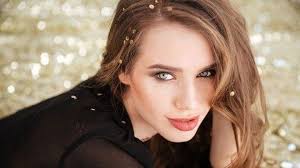 Třpytky ve vlasech: Vyzkoušejte tento trend na večírky nebo plesy