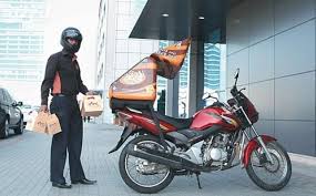 عامل توصيل طلبات يقتحم العناية المركزة في المستشفي لايصال وجبة كبسة vehicles moped motorcycle