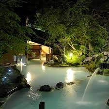 白骨溫泉 秘湯 白骨溫泉以 乳白色的湯 聞名全日本 含有硫磺丶鈣丶鎂的 鹼性溫泉 過去曾有 白骨溫泉泡三天 三年不會得感冒 的說法 白骨 之名的由來 一說是