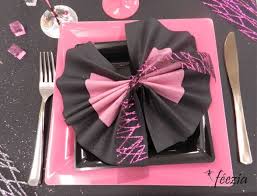 Decoration De Table Noir Et Fuchsia Sur Notre Site Http Www Feezia Com Univers T Pliage Serviette Bicolore Pliage Serviette Mariage Pliage Serviette Papier