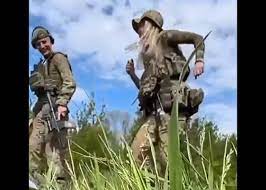 ウクライナ侵攻】遊び半分のウクライナ女性兵士、後悔する。。 | グロ動画アンゴルモア
