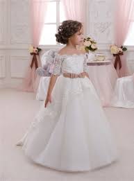 Le bambine, si sa, sono particolarmente attente a ciò che indossano e, più dei maschietti, possiedono già una più spiccata preferenza per determinati modelli piuttosto che per altri. Vestito Da Comunione Con Gonna In Tulle E Scollo A Barca