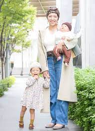 やわらかい印象のウールコートを主役にしたカジュアルルック バンダナやベルト シューズはアースカラーで統一して大人っぽい雰囲気に カジュアルルック ウールコート キッズコーデ