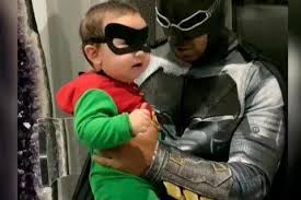 En el 2019, la comunicadora social alejandra ramírez tuvo la oportunidad de hacer parte del equipo de producción del videoclip de la canción payasos, del reconocido cantante de bachata. Fanaticos Derretidos Romeo Santos Se Disfraza De Batman Y A Su Hijo De Robin Por Halloween El Dia