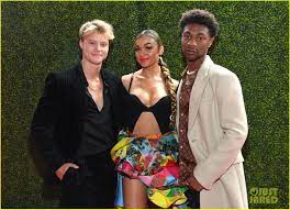 Kicking off the red carpet was the cast of netflix's hit series outer banks: Outer Banks Madelyn Cline Chase Stokes Meet Up With Co Stars At Mtv Movie Tv Awards 2021 Photo 1311946 2021 Mtv Movie Tv Awards Chase Stokes Jonathan Daviss Madelyn