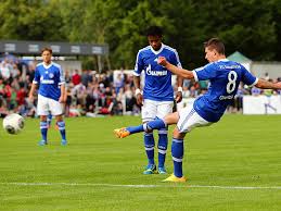 Wie sich der youngstar auf schalke eingelebt hat, sehen sie. Leon Goretzka Trifft Beim Debut Fur Schalke Dfb Deutscher Fussball Bund E V