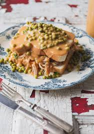 Hot Chicken Dindon Petits Pois Aux Herbes Fraiches Sauce Maison Trois Fois Par Jour Recipe Hot Turkey Sandwiches Confort Food Hot Chicken