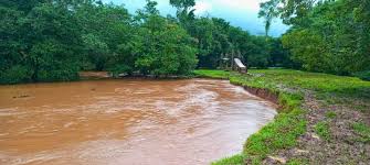 Continúa desaparecido comerciante que cayó al rio Chiquito