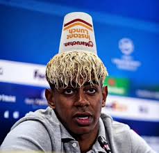 Raphinha está estrenando su nuevo look de campeón😎🔥 (📸 @FCBarcelona)