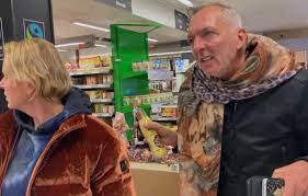Kijkers liggen dubbel om alles wat wat iedereen tijdens het verplichte kerstdiner met familie denkt. Ybj6lt8rje Aam