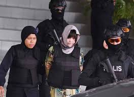 Disebutkan kepolisian malaysia, setelah diserang kedua wanita itu, kim mendekati seorang. Kes Bunuh Kim Jong Nam Siti Aisyah Doan Diperintah Bela Diri Utusan Borneo Online