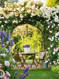 Deco De Jardin Avec Des Roses Blanches Et Grimpantes Idees Jardin Beaux Jardins Jardins