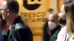 Se in un primo momento poteva esserci qualche incertezza nel gigi d'alessio e denise, presto genitori, sono ormai una coppia consolidata. Gigi D Alessio Mano Nella Mano Con La Nuova Fidanzata Chi E Denise Esposito