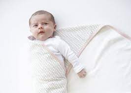Legen sie ihr baby so auf die decke, dass der kopf oberhalb des umgeklappten stücks decke liegt. So Pucken Sie Ihr Baby Richtig In Bildern Babycenter