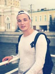 Об этом блогер сказал журналистам, общаясь с ними у здания все подробности на сайте imag.one Edvard Bil Biografiya