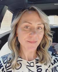 Can someone change the background of this picture for a headshot?