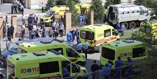 К зданию школы сбежались родители и. Brovudrftatlam