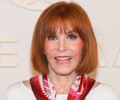 Dick Van Dyke, 98, with his great granddaughter, Sawyer.