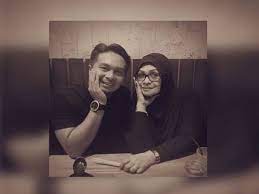Pitt hanif merupakan seorang pengarah dan penulis skrip yang cukup dikenali menerusi karya popularnya, filem one two jaga. Pitt Mama Minta Maaf Sebab Fauziah Nawi