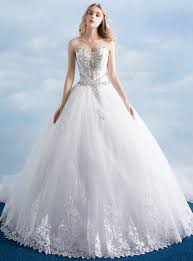 È certamente il sogno di tutte le spose: Abito Da Sposa Da Principessa Con Bustino Steccato E Gonna Glitter