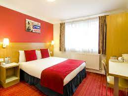 The front desk is available 24 hours a day and there is a safe available for guest use. Comfort Inn London Westminster London Auf Travelstay Com Buchen