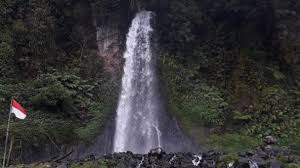 Gunung, pantai, air terjun selain menyediakan berbagai kebutuhan seperti makanan, air, dan oksigen, alam juga menyuguhkan pemandangan indah yang sangat memanjakan mata. Air Terjun Cibeureum Sisi Lain Pesona Gunung Gede Pangrango