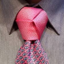Rmrs shows you different easy ways of tying a necktie with tie the knot: How To Tie A Trinity Necktie Knot Agreeordie