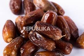 Contextual translation of buah kurma into english. Aneka Manfaat Mengonsumsi Kurma Bagi Kesehatan Republika Online