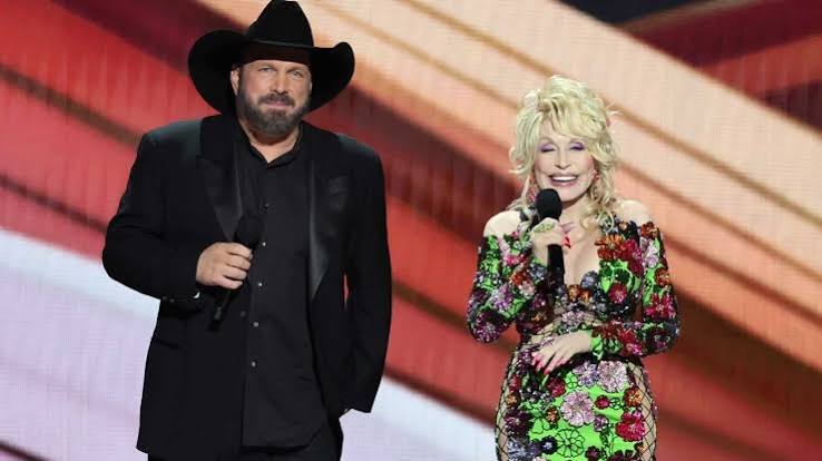 Dolly Parton Suggests 'Threesome' With Garth Brooks During 2023 ACM Awards Monologue | Entertainment Tonight