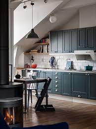 une bibliotheque sous le toit cuisine confortable appartement au grenier cuisines design
