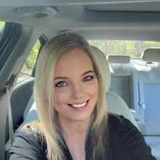 Looking for a good stylist who does hair extensions, any recommendations?? 